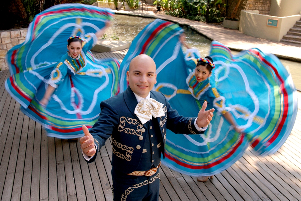 Fiesta Noche del Rio Features Live Music and Colorful Costumed Dancers | San Antonio, Texas, USA